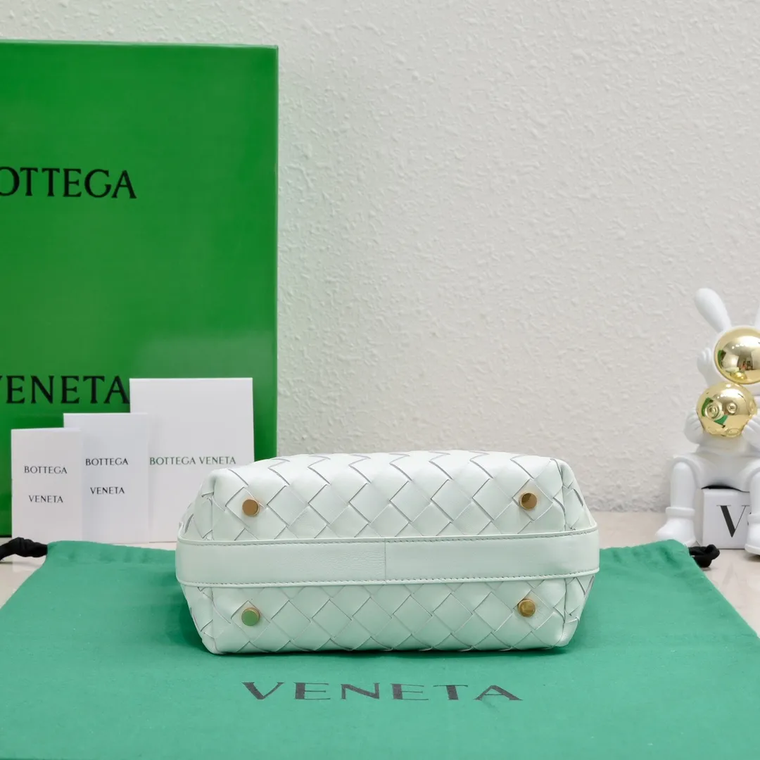 Batch 1360 #BvWallace Shoulder Lunch Bag 🔥 A lunch box bag that you can just grab and go. It is made of classic intrecciato weaving technology and reflects the craftsmanship of Bottega. The entire bag is made of top-grade happa lambskin. It is very soft and lightweight. The small bag shape is cute and exquisite. The interior capacity is also very large and can be carried under the arm. It is quite practical! The bottom of the bag is made of gold metal to prevent wear and tear. The details are really good! Choose this elegant commuting bag for Zaoba people~ Size: 22x13x9.5, model number; 7748#